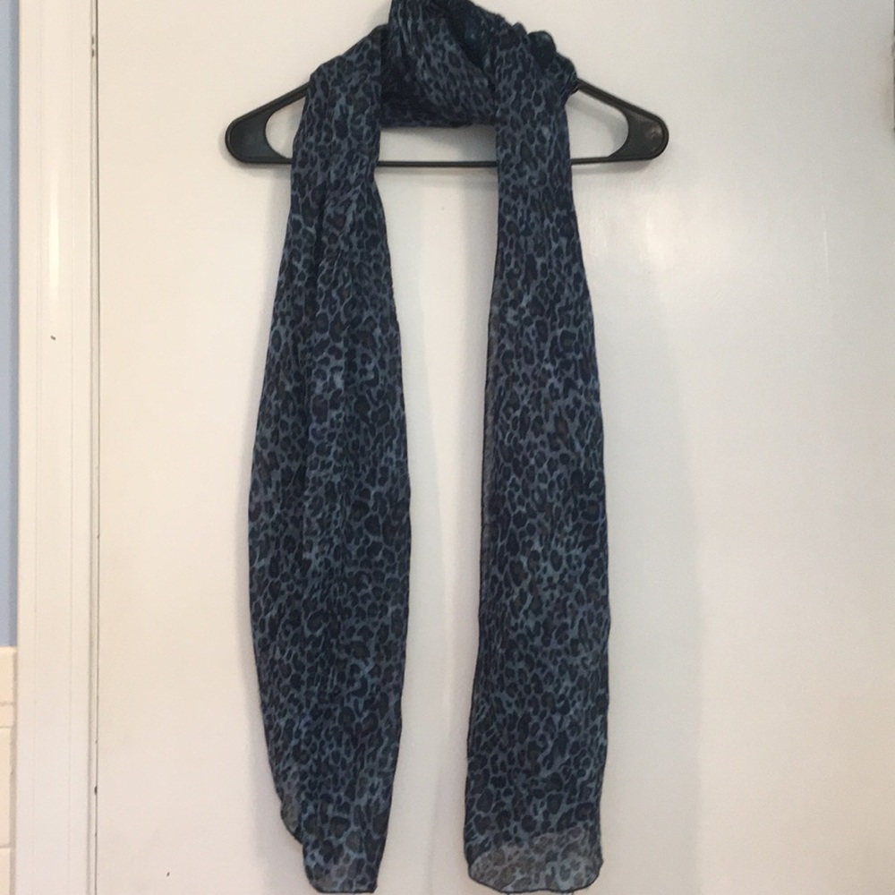 Double sided patterned scarf